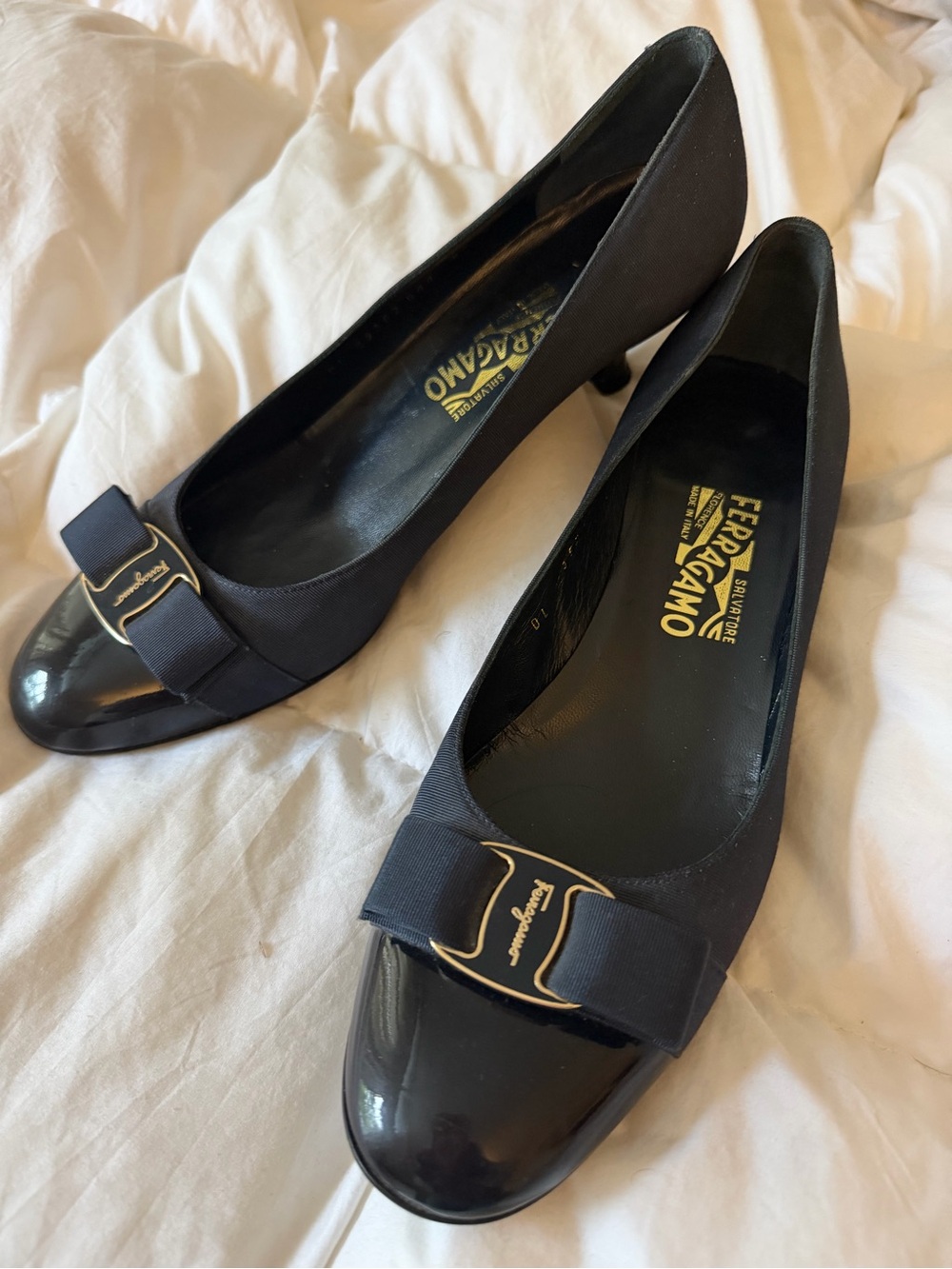 Salvatore Ferragamo Navy blue Bow Vara Pump with Gold Accent